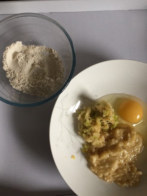 baby banana pancakes with grated apple